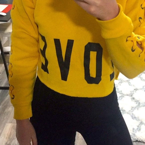 💛ROMA CONCEPTS CROPPED HOODIE WITH LACE UP SLEEVES💛 - Picture 6 of 8